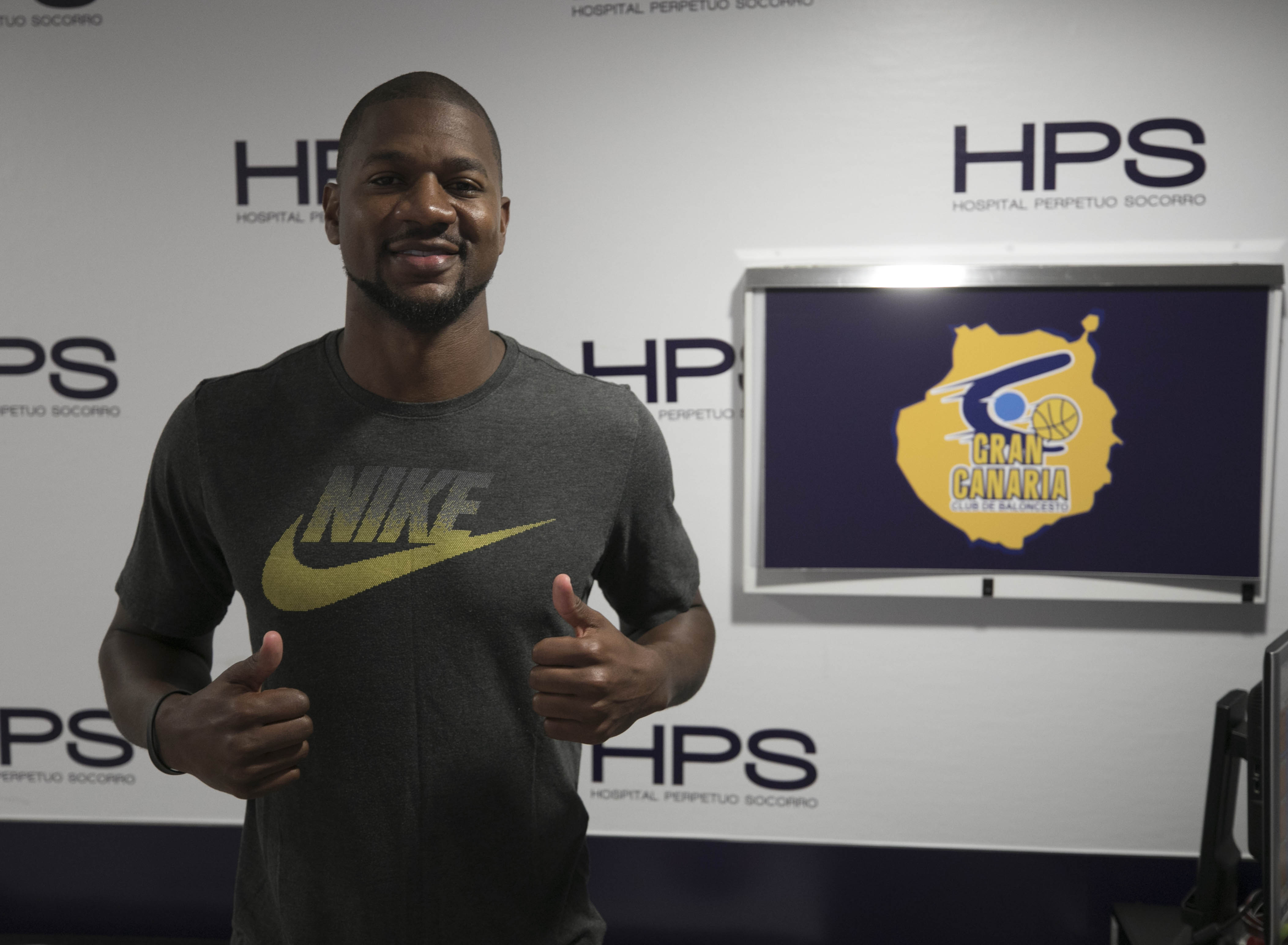 Presentación del jugador de baloncesto DJ Strawberry